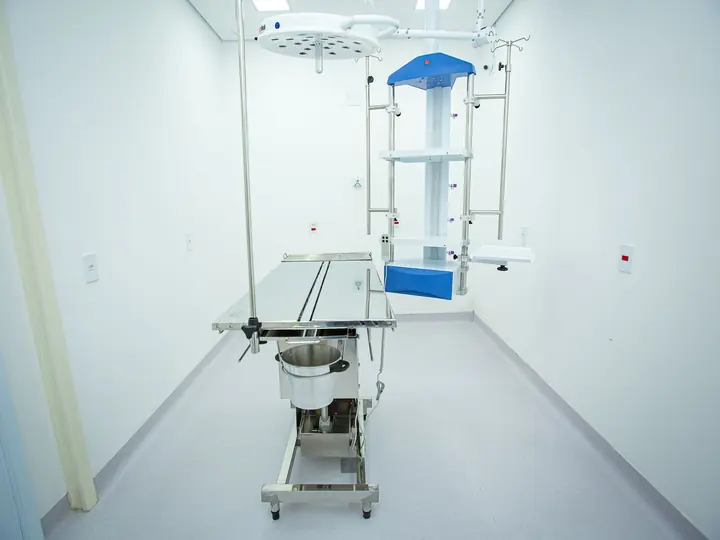 Centro cirúrgico do Siriuz, com mesa cirúrgica e foco