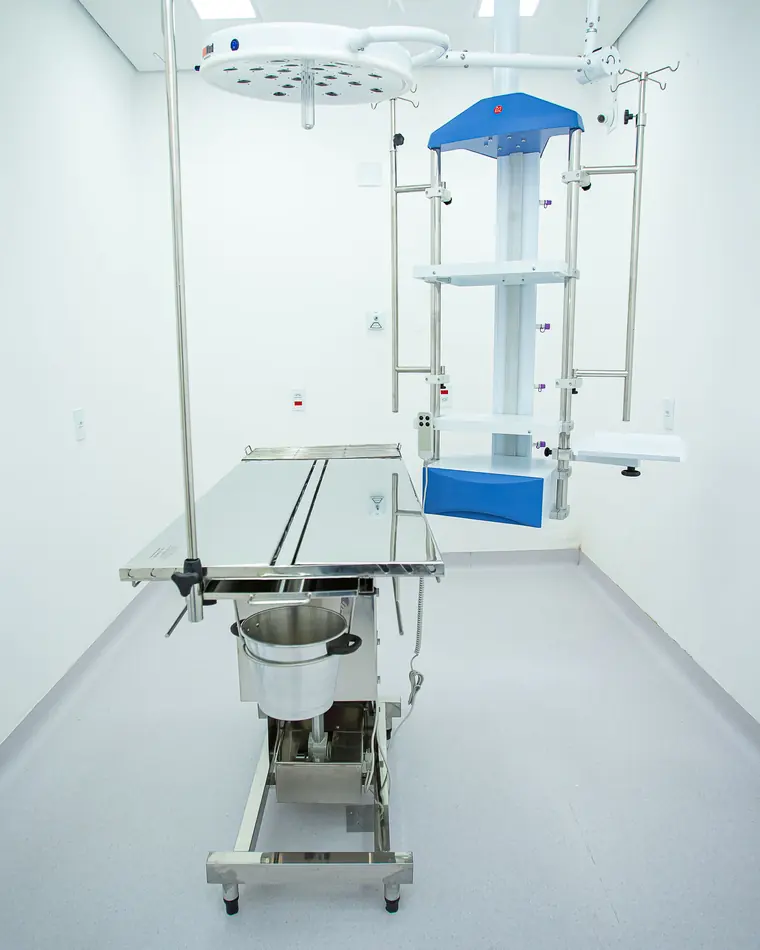 Centro cirúrgico do Siriuz, com mesa cirúrgica e foco