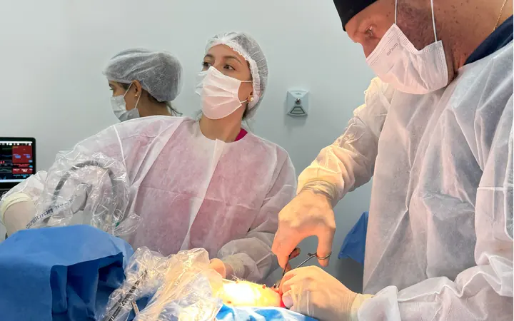 Equipe cirúrgica paramentada no centro cirúrgico do hospital