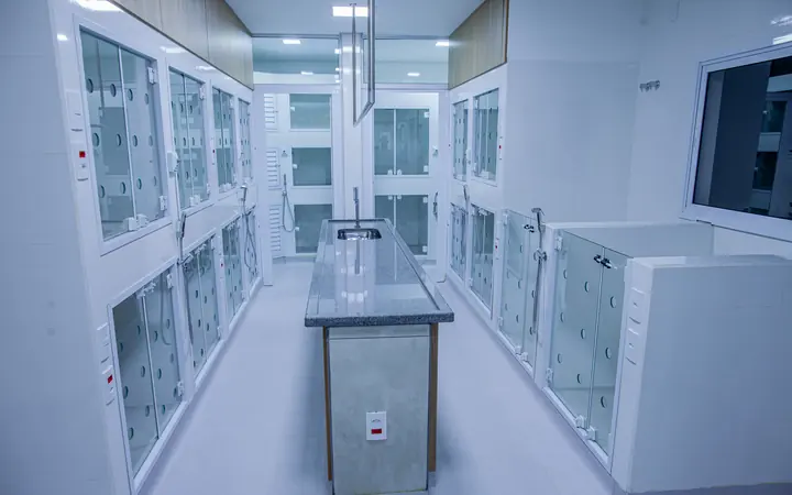Internação do Siriuz, com baias de vidro e bancada central