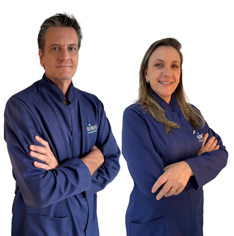 Paulo Grando e Karen Collacico, de jaleco azul do Siriuz, de braços cruzados