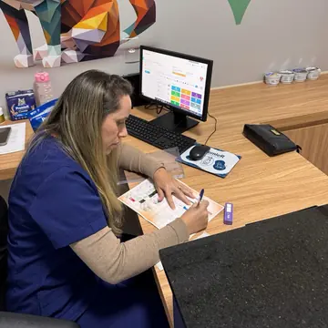 Médica veterinária do Siriuz no consultório